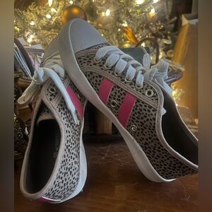 Stylish Leopard Print Sneakers with Pink Accents